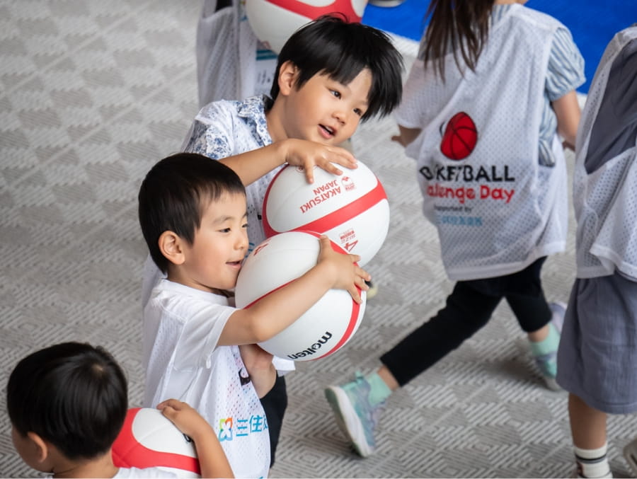 ボールで遊ぶ子供達